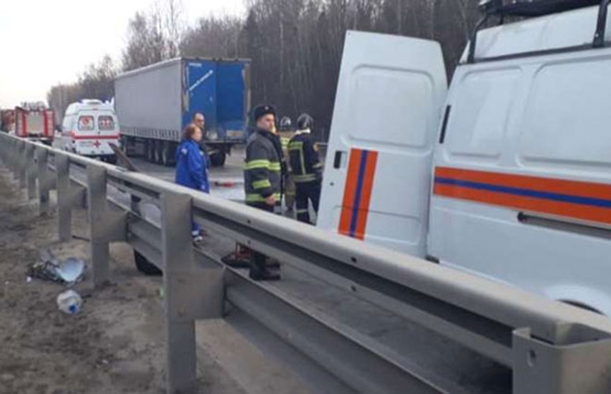 Микроавтобус столкнулся с фурой в России, есть жертвы