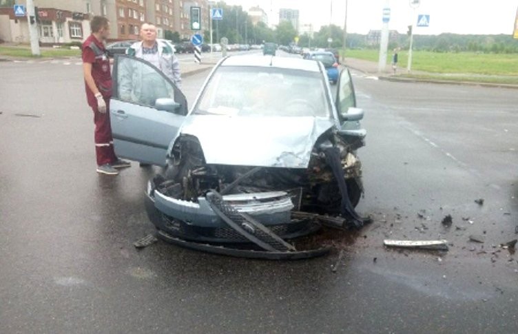 Два автомобиля столкнулись в Минске, а затем один из них сбил пешехода