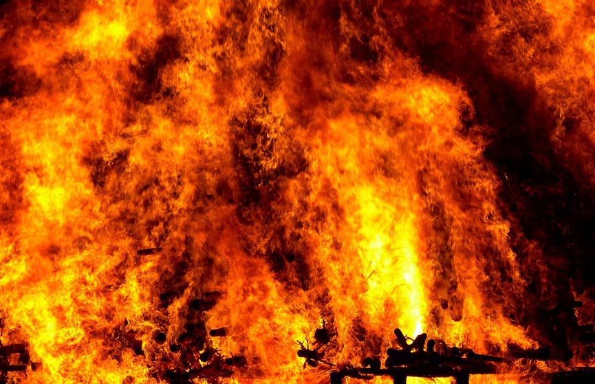 В Ленинградской области загорелся ангар, есть пострадавшие