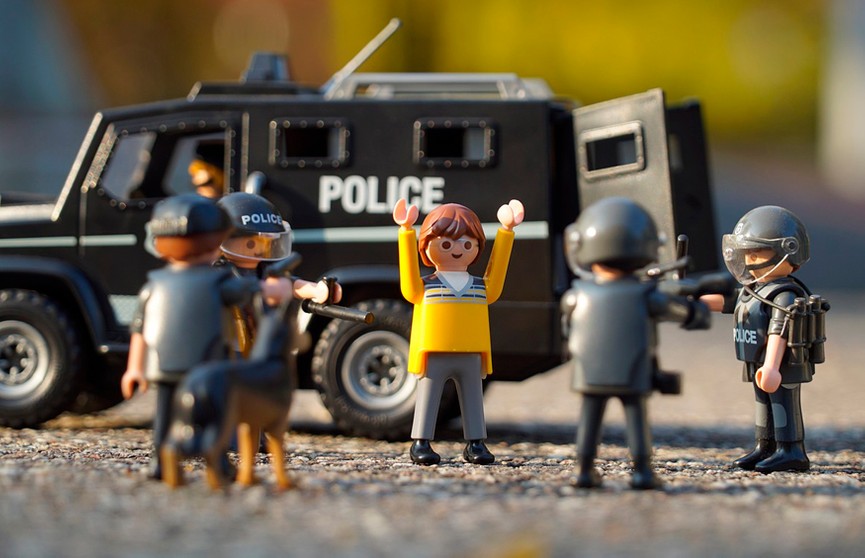 В США полиция начала скрывать лица подозреваемых, используя головы Lego