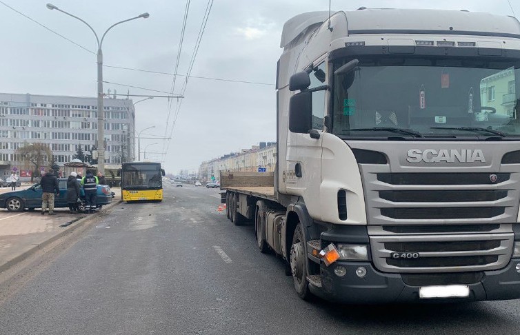Авто врезалось в фуру и вылетело на тротуар в Минске