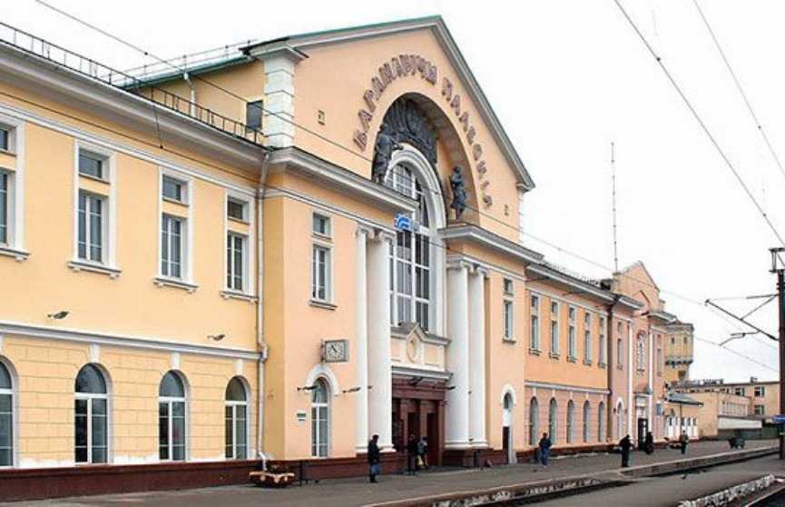 Бомба! Из-за звонка о минировании эвакуировали пассажиров из здания ж/д вокзала в Барановичах