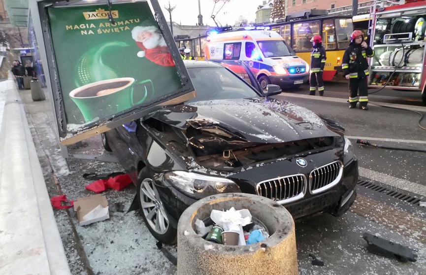 BMW снёс остановку в центре Варшавы: четыре человека ранены