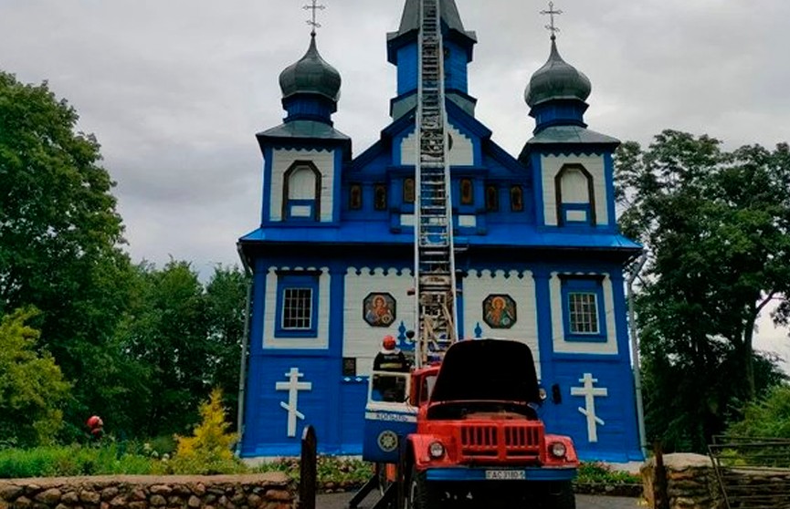 Купол церкви загорелся после попадания молнии