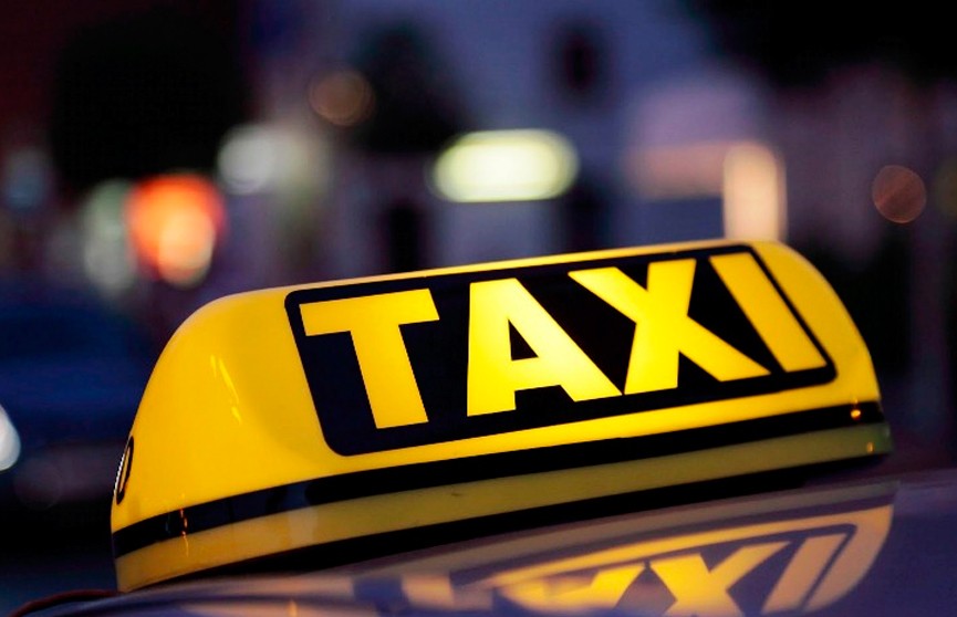 Таксист пополнил баланс своего телефона с забытой пассажиром банковской карты