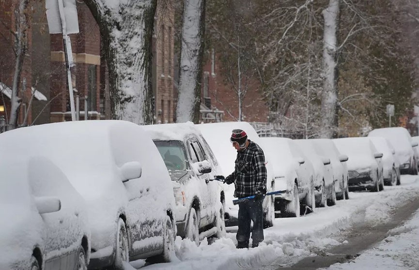 Снежная катастрофа в Чикаго: трассы не могут очистить от снега