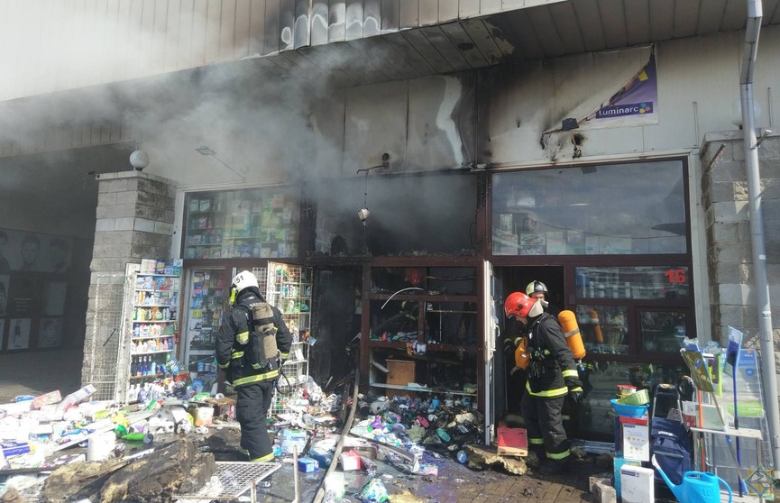 Торговый павильон загорелся в районе Комаровского рынка в Минске