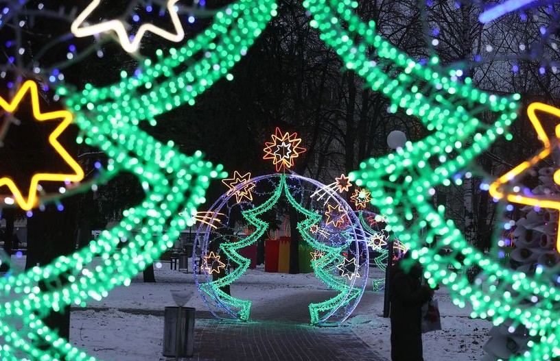 В Гродно открылась аллея дизайнерских елок