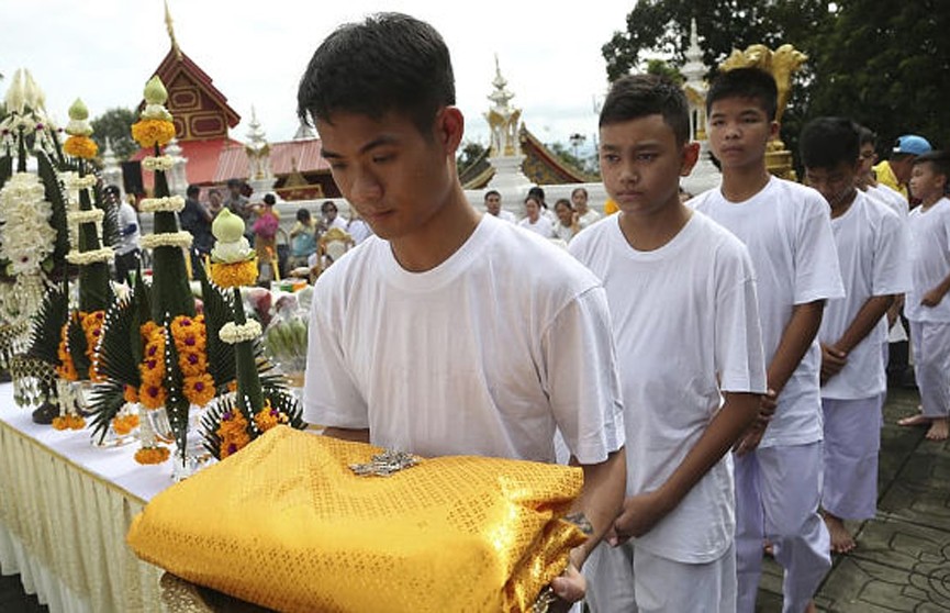 Ушли в монастырь: спасённые тайские дети и их тренер стали послушниками