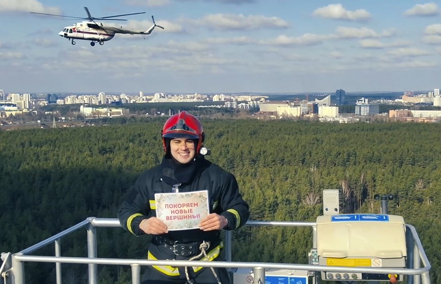 Белорусские спасатели поздравили женщин с 8 Марта