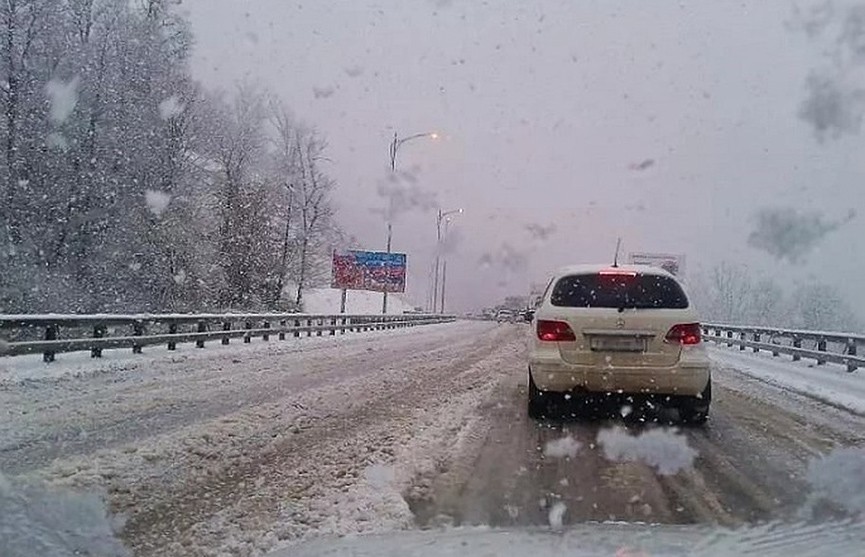 В Краснодарском крае сотни машин заблокированы на дорогах из-за снегопада