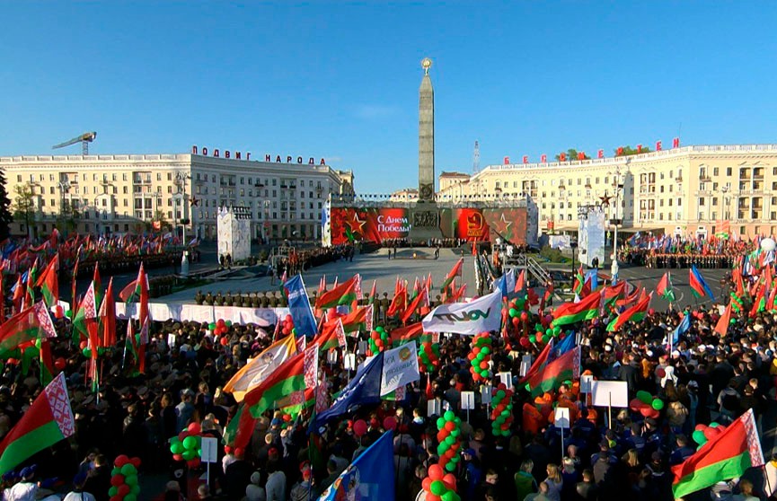 Белорусы гордо пронесли знамя памяти о подвиге предков в День Победы