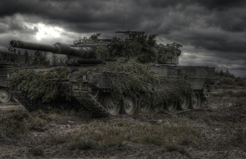 Журналист Боуз выразил уверенность, что захваченный танк Leopard 2 уже едет в Москву