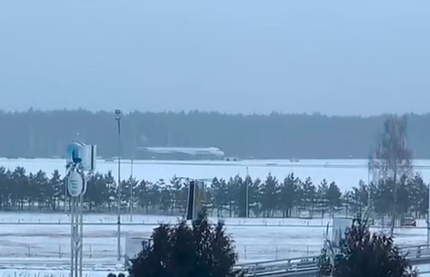 ЧП в минском аэропорту: из-за метели самолет выкатился со взлетно-посадочной полосы. Подробности