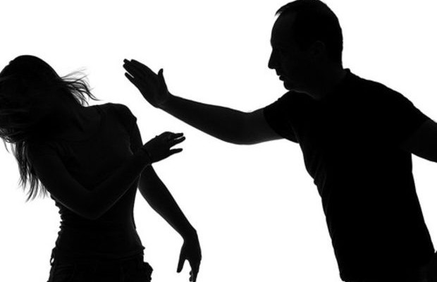 Выместил злость: житель Пинска ударил по лицу прохожую из-за ссоры со своей девушкой