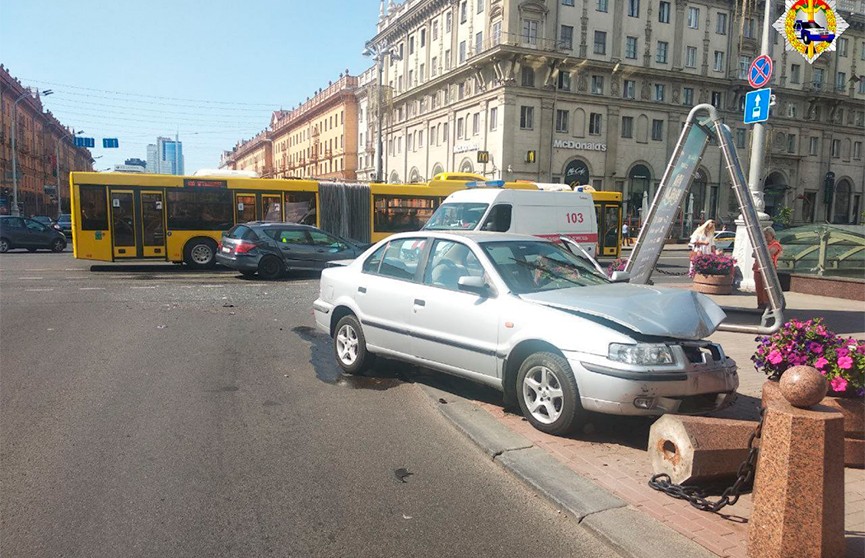 На пр. Независимости в Минске столкнулись два автомобиля. Есть пострадавшие
