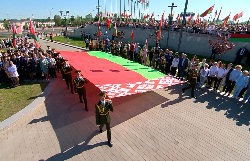С чего начинается Родина: белорусы отдают дань уважения главным государственным символам