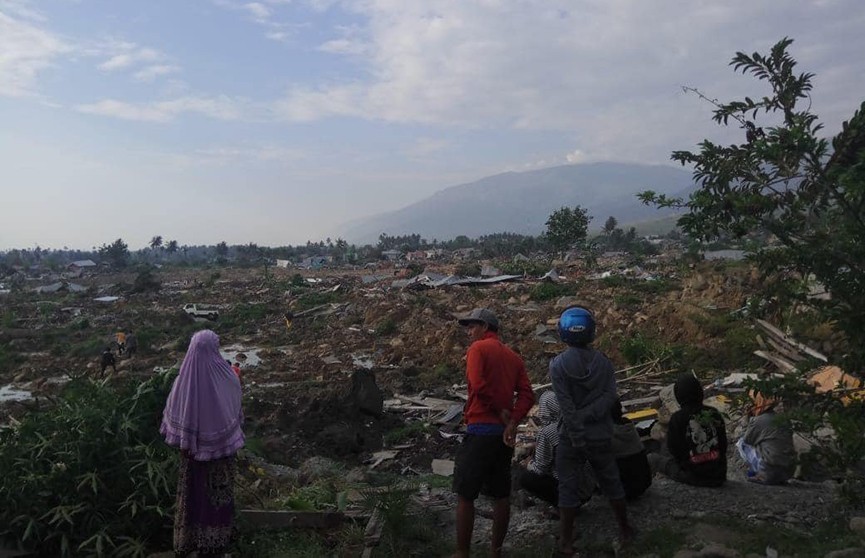 Почти 400 человек погибли из-за цунами в Индонезии