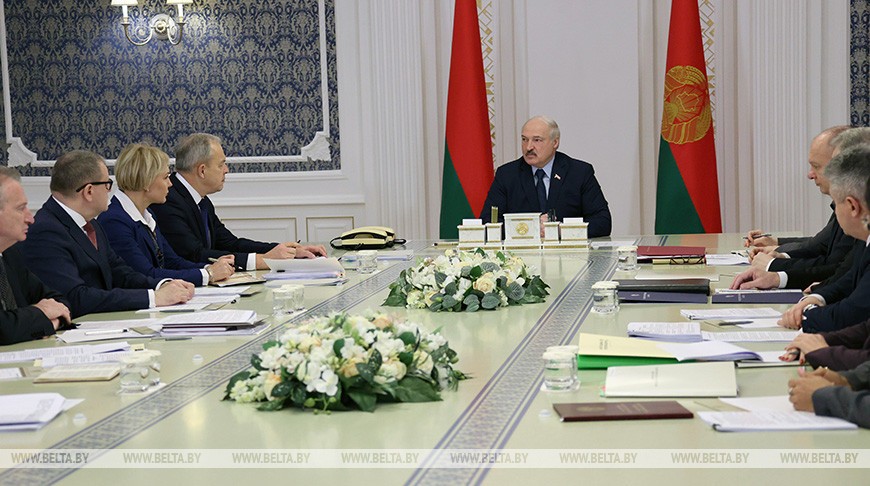 «Они думают, что я буду шутить. Ничего подобного!» Лукашенко пообещал жесткий ответ на новые санкции ЕС