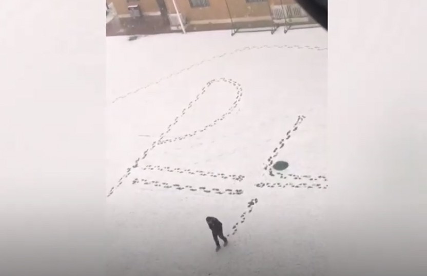 Преподаватель физики вытоптал на снегу формулу для учеников
