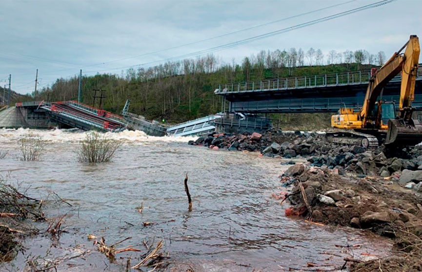 В Мурманской области рухнул железнодорожный мост через реку Кола