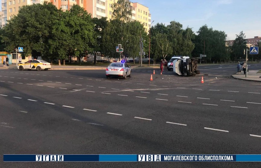 Микроавтобус перевернулся после столкновения с такси на перекрестке в Могилеве