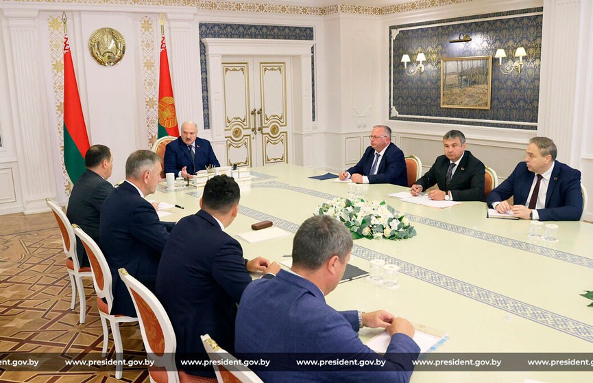 Александр Лукашенко собрал совещание по вопросам развития табачной отрасли