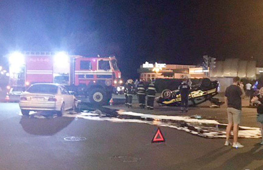 В Бресте такси от сильного удара BMW перевернулось на крышу