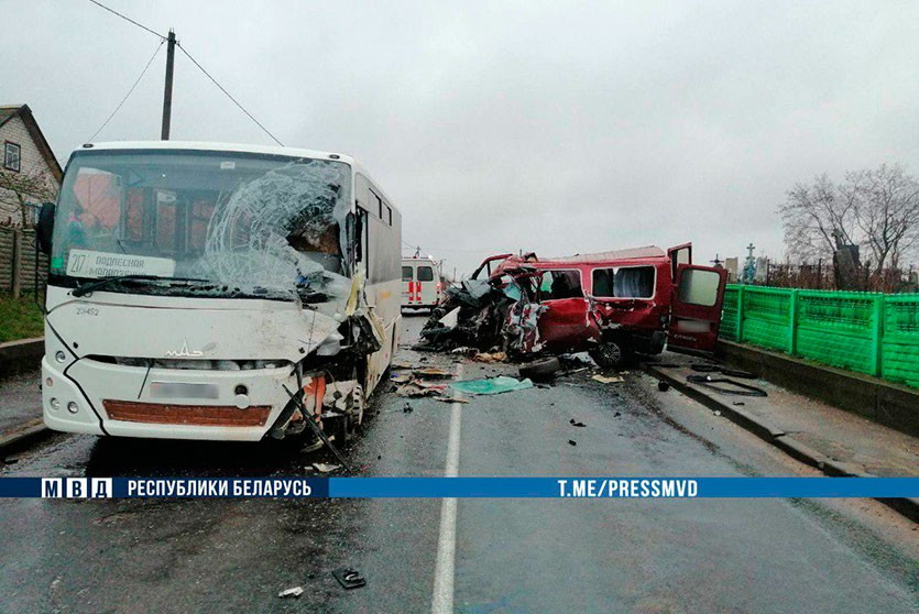 Маршрутка врезалась в автобус с 16 пассажирами под Молодечно