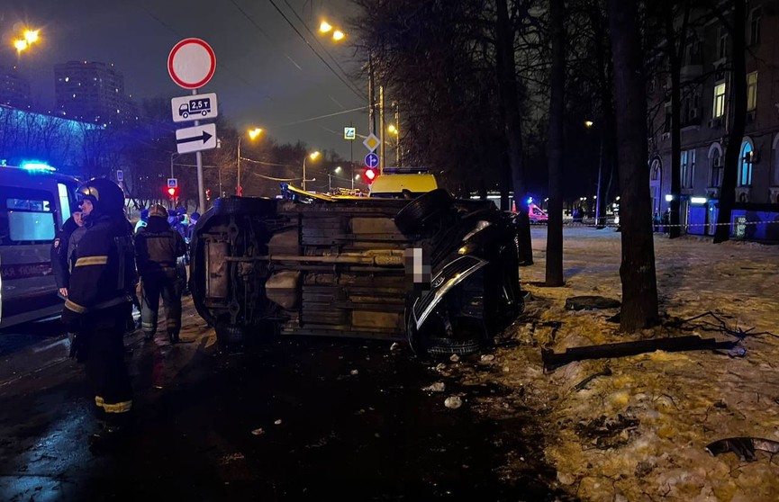 В Москве машина выехала на тротуар и сбила женщину с двумя детьми. Мать с ребенком погибли