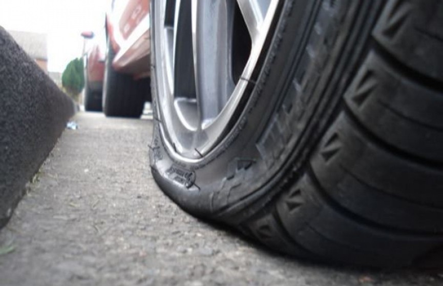 Подросток в Осиповичах повредил колёса 14 автомобилей