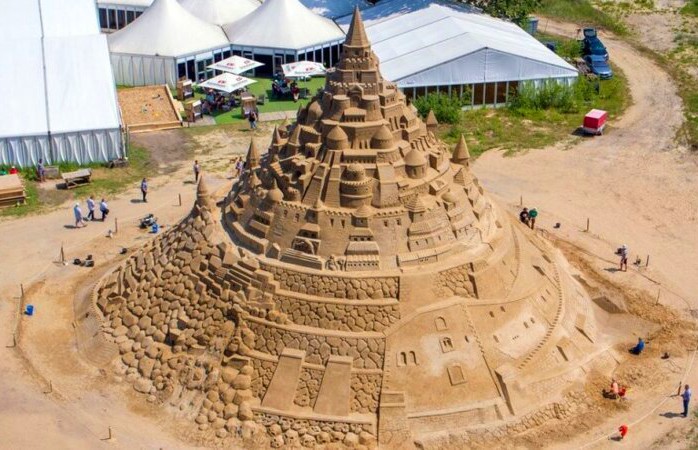 Новый мировой рекорд: самый высокий замок из песка построили в Германии