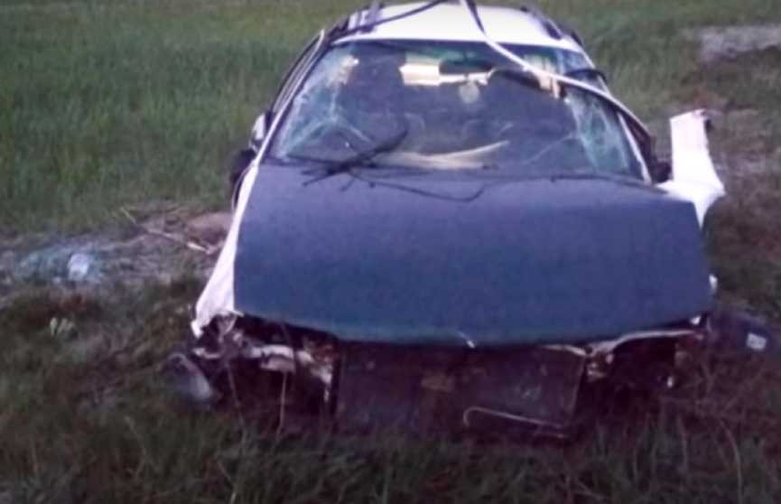 Машина съехала в кювет и опрокинулась: водитель погиб, пассажир в больнице
