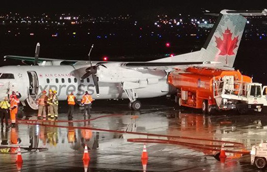Бензовоз въехал в хвост самолёта в Торонто: пострадали пять человек