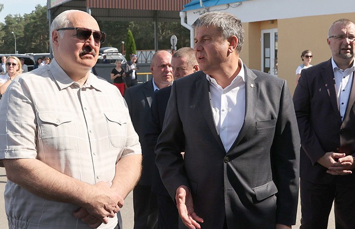 «Вот таким нужно помогать». Лукашенко пообщался с механизатором, у которого четверо детей