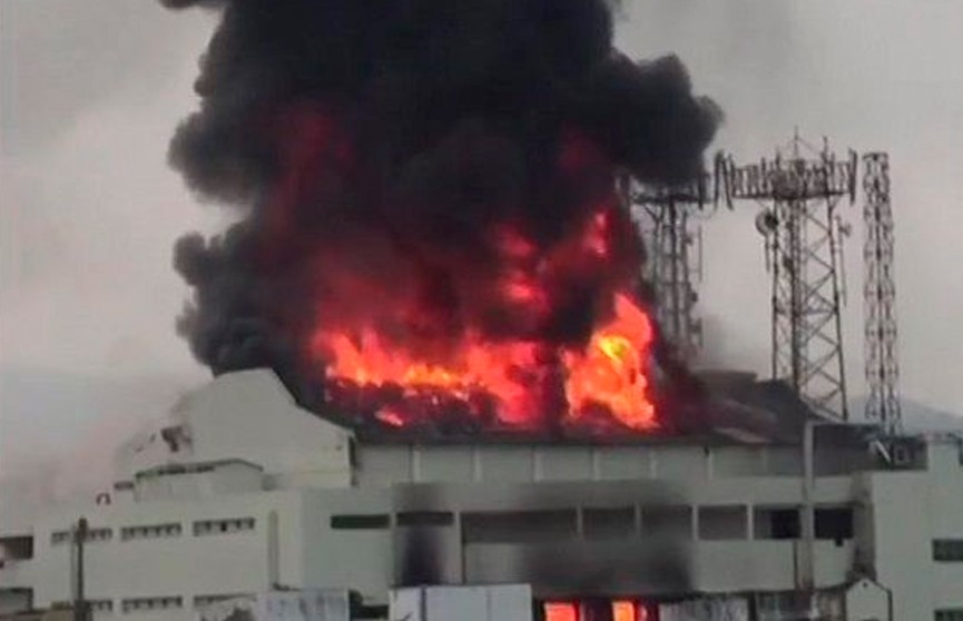 Огонь охватил здание кинотеатра в Индии