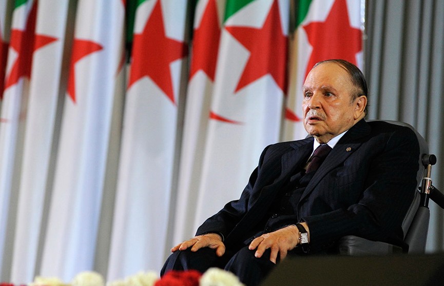 Президент Алжира объявил об отставке