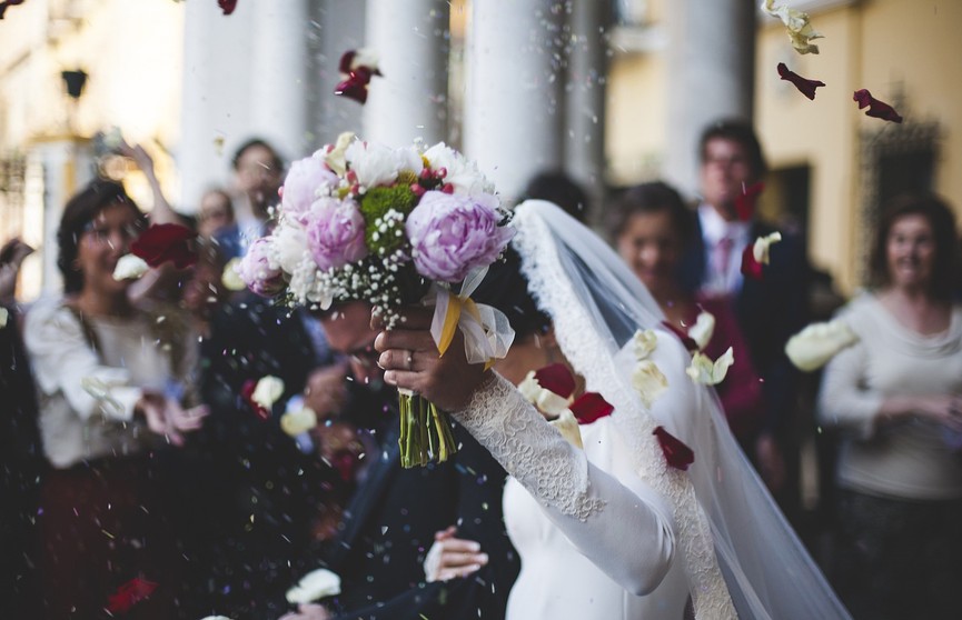 В Индии родные жениха и невесты подрались на свадьбе из-за их поцелуя