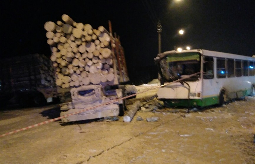 Автобус врезался в лесовоз в России, есть пострадавшие