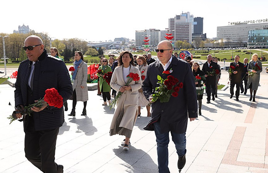 Белорусы с благодарностью несут цветы к местам воинской памяти в преддверии Дня Победы