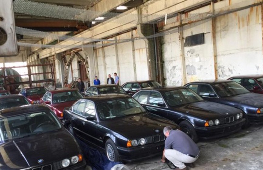 Заброшенный склад с новенькими BMW нашли в Болгарии