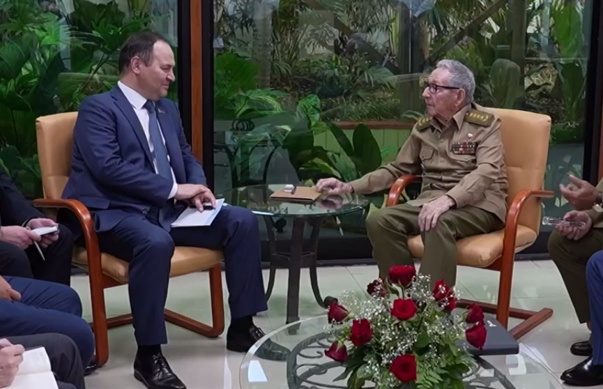 Премьер-министр Беларуси Роман Головченко на Кубе провел встречу с Раулем Кастро