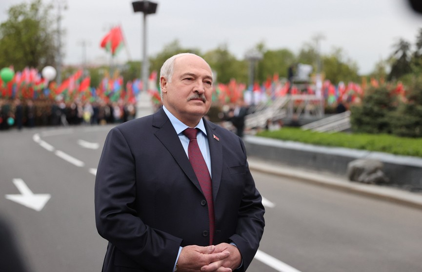 А. Лукашенко после церемонии возложения венков и цветов к монументу Победы ответил на вопросы журналистов