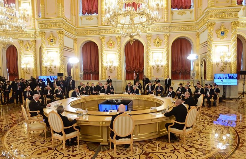 На саммите ЕАЭС между Пашиняном и Алиевым произошла перепалка. Стороны примирил Владимир Путин