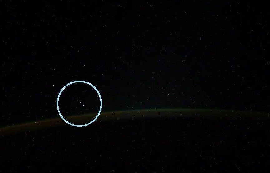 Российский космонавт снял видео с группой неопознанных объектов
