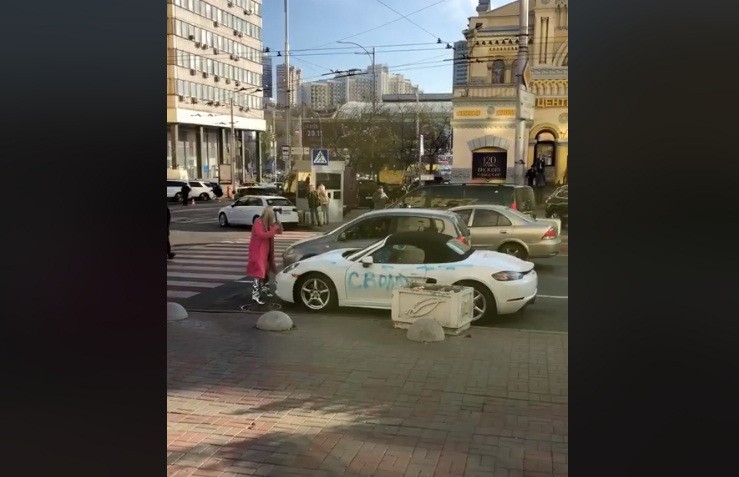 В центре Киева блондинка изрубила топором Porsche (ВИДЕО)