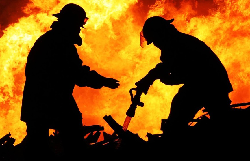 Два человека погибли на пожаре в Лидском районе