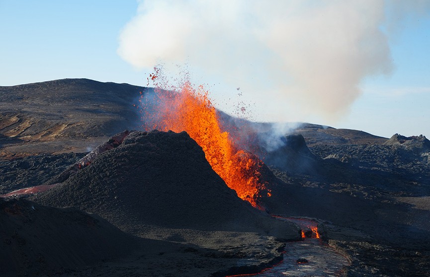 В Исландии началось извержение вулкана – лава течет в 500 м от жилых домов
