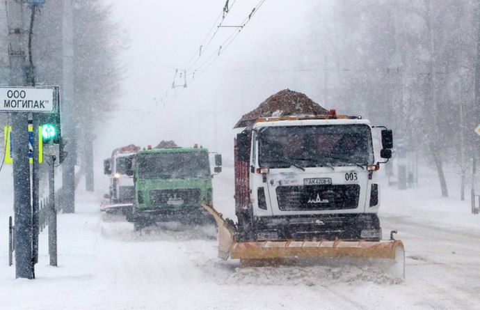 Метель, снег, оранжевый уровень опасности и ДТП: как справляются с непогодой в Беларуси