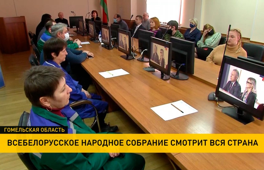 Представители трудовых коллективов следят за ходом Всебелорусского народного собрания